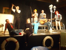 La troupe des « Bancs de la mer » pratiquement au complet sur scène. La troupe des « Bancs de la mer » pratiquement au complet sur scène.