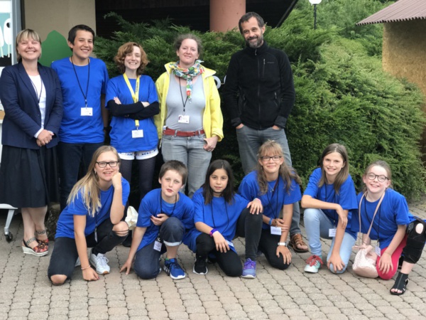 Les Jurés et la fondatrice du Festival du Film d’Animation de Savigny (Grand Jury et Jury des Jeunes). De gauche à droite : Chantal Weidmann Yenny (syndique de Savigny), Justin Muller, Marjolaine Perreten, la réalisatrice Maya Gehrig, le réalisateur de « Ma vie de Courgette » Claude Barras, au premier rang Julie Bünzli, Timeo G-Perrenoud, Agathe Finocchio, Tiphaine Indermühle, Charlotte Rossier, Lydwen Leray.