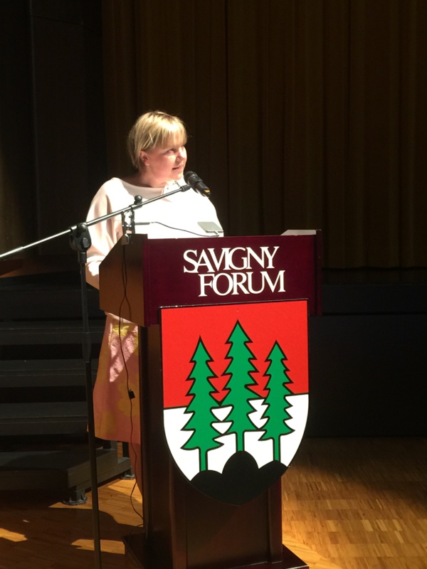 La syndique de Savigny Chantal Weidmann Yenny présente sa commune aux nouveaux Savignolans. La syndique de Savigny Chantal Weidmann Yenny présente sa commune aux nouveaux Savignolans.