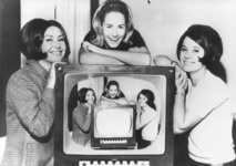 Le bon vieux temps des speakerines sur les ondes de la TSR (source archives RTS) Le bon vieux temps des speakerines sur les ondes de la TSR (source archives RTS)