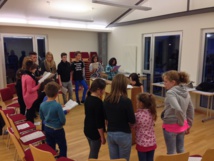 le choeur d'enfants Les Croc'Notes en pleine répétition avec Elvira Sonnay le choeur d'enfants Les Croc'Notes en pleine répétition avec Elvira Sonnay