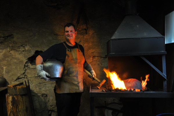 Marc-Etienne Caillat forgera des sonnailles lors du marché folklorique du samedi matin au Forum de Savigny