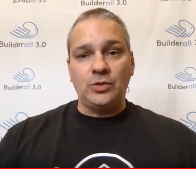 Erick Salgado, fondateur et CEO de Builderall lors de la présentation de Builderall 3.0